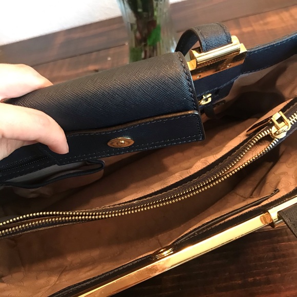 Michael Kors Satchel Bag with gold hardware - Picture 2 of 4